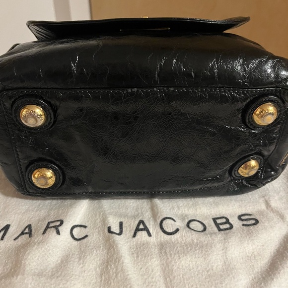 MARC JACOBS black-patent leather. Luxuriously soft leather, gold toned hardware. - Picture 3 of 9